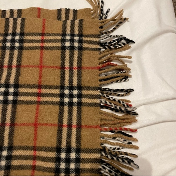 Authentic Burberry scarf - Picture 2 of 3